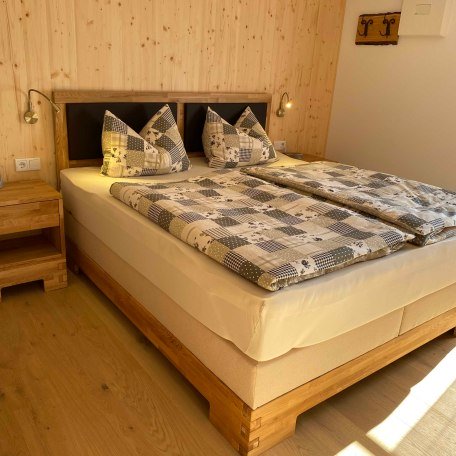 Schlafzimmer mit Box-Spring-Bett 180X200 aus massiver Eiche, © im-web.de/ Tourist-Information Bayrischzell