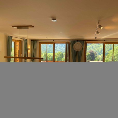 der Wohnraum - das Herz der Ferienwohnung auf 40 qm - offene Küche, Essplatz und Wohnzimmer - kombiniert mit einem beeindruckendem Blick über Bayrischzell, © im-web.de/ Tourist-Information Bayrischzell
