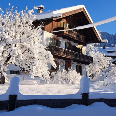 Außenansicht mit Garten, © im-web.de/ Tourist-Information Bayrischzell