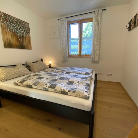 Schlafzimmer mit Doppelbett 160X200 und Schrank, © im-web.de/ Tourist-Information Bayrischzell