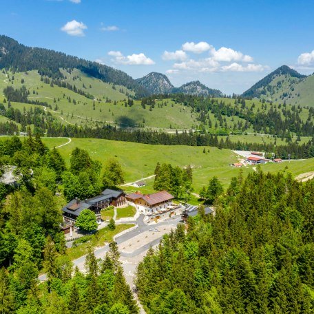 Berghotel Sudelfeld im Sommer - Blick von oben auf das Hotel und die Br&ouml;sel Alm, &copy; Berghotel Sudelfeld