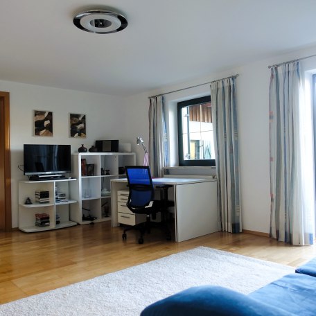 Wohnzimmer mit Durchgang zur K&uuml;che, &copy; U. Kl&ouml;ppel