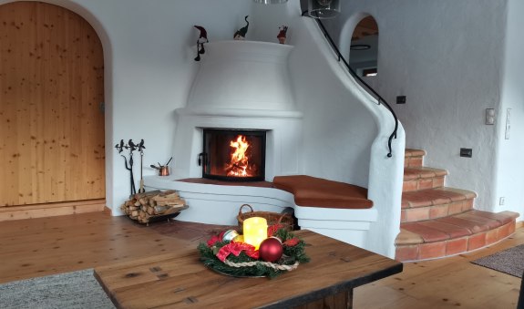 gem&uuml;tlicher Kamin im Wohnzimmer der Ferienwohnung Bergfeld, &copy; im-web.de/ Kur- und Tourist-Info Bayrischzell