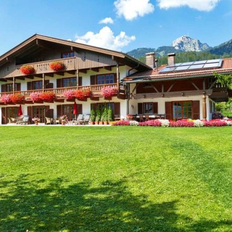 Hausansicht mit Garten, &copy; im-web.de/ Kur- und Tourist-Info Bayrischzell