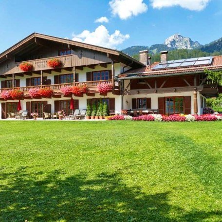 Hausansicht mit Garten, © im-web.de/ Tourist-Information Bayrischzell