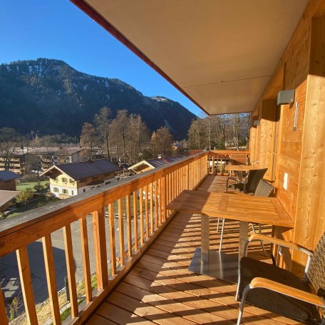 Südbalkon mit Platz für 6 - und einem grandiosen Ausblick über Bayrischzell, © im-web.de/ Tourist-Information Bayrischzell